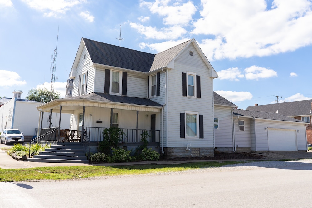 The Dragonfly Guest House, 3 Bedroom, 3 Bath, sleeps 8