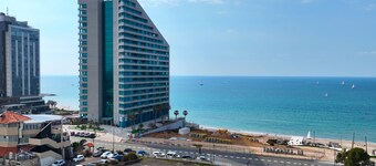 Luxury Villa with a Sea View and a heated pool