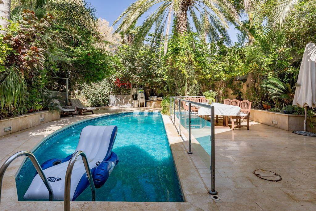 Een verwarmd zwembad