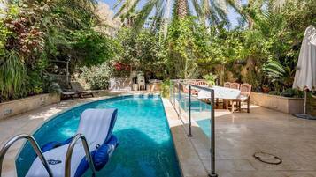 Een verwarmd zwembad