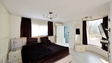 6 slaapkamers, een bureau, een strijkplank/strijkijzer, reisbedje