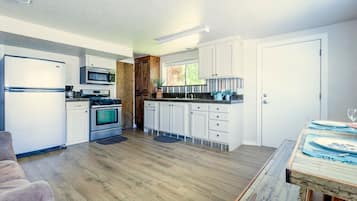 Réfrigérateur, four à micro-ondes, un four, surface de cuisson