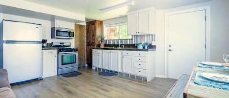 Geladeira, micro-ondas, fogão, cooktop