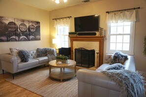 Smart TV, lareira, DVD player, pebolim