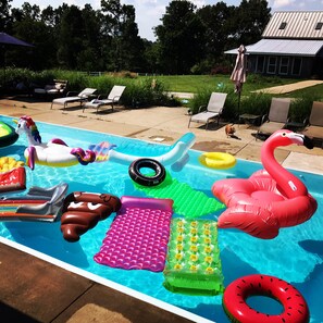 Outdoor pool - Pet & Family Friendly Log Cabin On Family Farm (Hopkinsville)