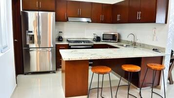 Coffee/tea maker, fridge, microwave, oven