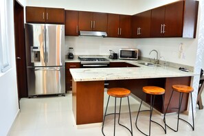 Refrigerador, microondas, horno y parrilla de estufa 