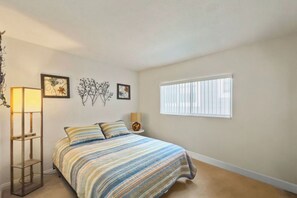 3 bedrooms, free WiFi, bed sheets - Beautiful oceanfront home on boardwalk! Spacious & upgraded, with endless views! (Newport Beach)