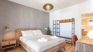 Ein modernes Schlafzimmer mit einem hölzernen Bett, Nachttischen, einem Schreibtisch und einem Spiegel.