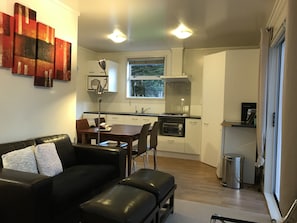 Flat-screen TV, DVD player - Angie's Rural Retreat (Lower Hutt)