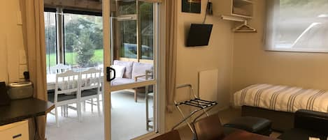 Stuga - 2 sovrum - utsikt mot trädgården | Matservice på rummet