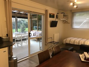 Cottage, 2 Bedrooms, Garden View | In-room dining - Angie's Rural Retreat (Lower Hutt)