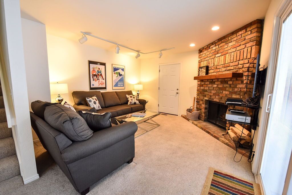 Great Location! 4 BR/ 3.5 TownHome Sleeps 12 walk to Main St w/ Hot Tub.
