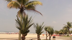 Beach - Wi-fi, 2 bedrooms (one en-suite) and 2 bathrooms near the sea. (Praia Grande)