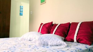 Room - Wi-fi, 2 bedrooms (one en-suite) and 2 bathrooms near the sea. (Praia Grande)