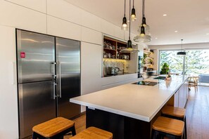 Refrigerador, microondas, horno, placa de cocina