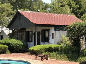 Tradisjonelt småhus, 1 kingsize-seng, ikke-røyk | Individuelt dekorert, individuelt innredet og strykejern/-brett