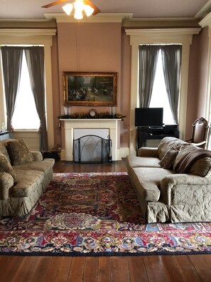 Suite – honeymoon, 1 kingsize-seng, bassengutsikt | Oppholdsområde | Flatskjerm-TV og DVD-spiller