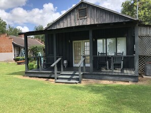 Tavanomainen mökki, 1 suuri parisänky, tupakointi kielletty | Terassi/patio