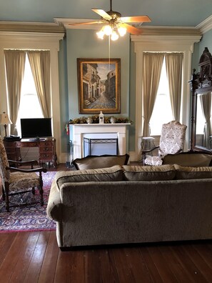 Luksussviitti, 1 suuri parisänky, tupakointi kielletty, näköala uima-altaalle | Oleskelualue | Taulutelevisio, DVD-soitin