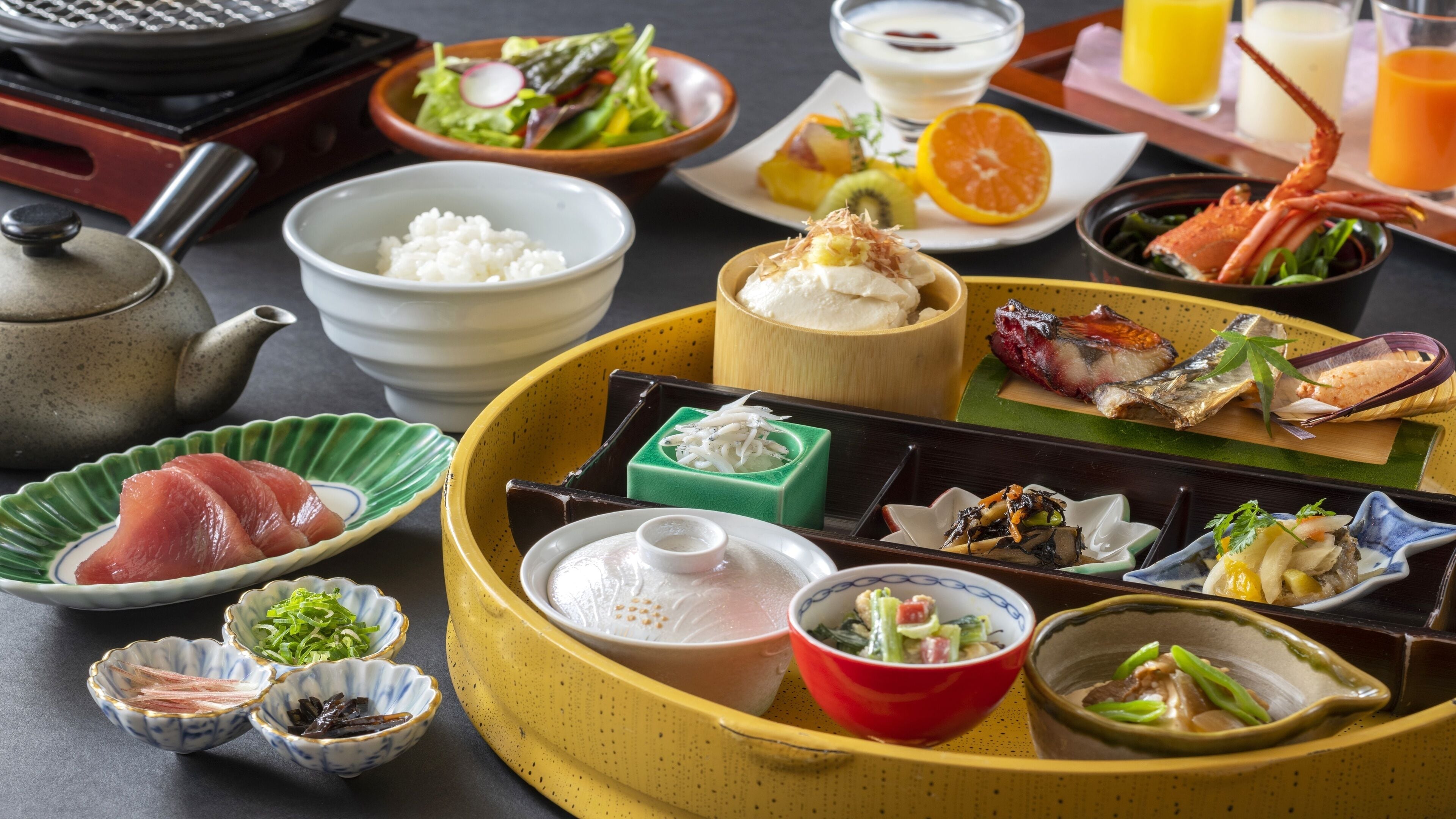 Un repas japonais traditionnel, composé de différents plats et servi avec divers ustensiles.