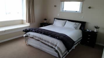 4 bedrooms, in-room safe, desk, iron/ironing board