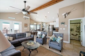 TV, books - Gulf of Mexico Beach Cottage - Direct Gulf views from nearly every room! - Knee (Dauphin Island)