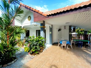 Outdoor dining - CORNER VILLA - PATTAYA HOLIDAY HOUSE - WALKING STREET (Muang Pattaya)