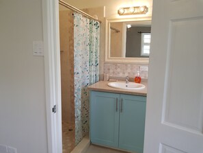 Shower, hair dryer, towels, soap - 2 minute Walk to Beach, Newly Renovated, 2 Bed 2 Bath Apartment #2
Shenstone (Rockley)