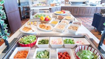 Se ofrece un desayuno bufé (1980 JPY por persona)