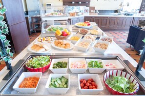 每日供应自助式早餐（每人 JPY 1980）