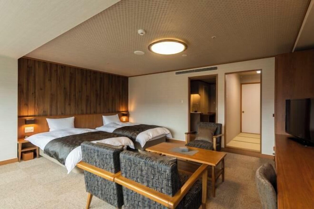 Down comforters, in-room safe, WiFi (free), bed sheets