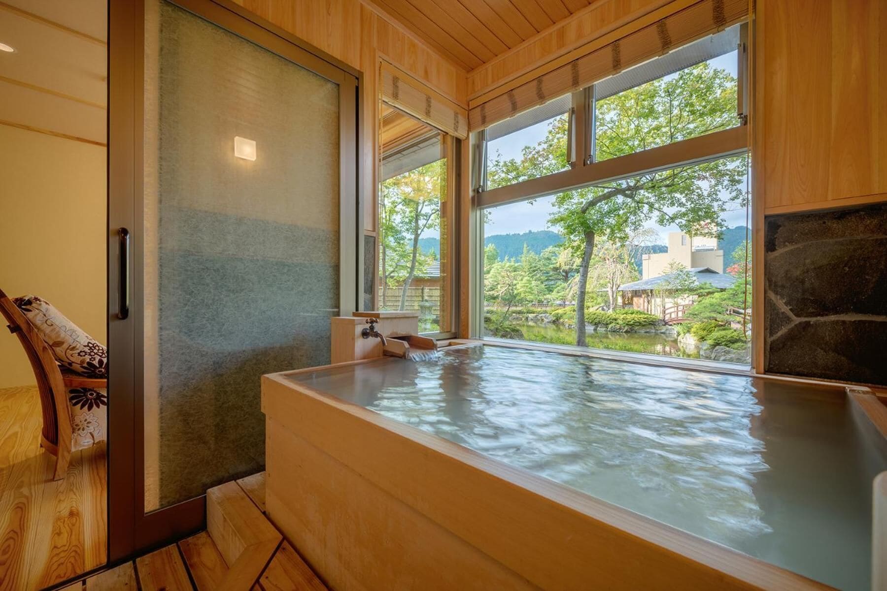 Un bain à remous avec vue sur un jardin et des montagnes.