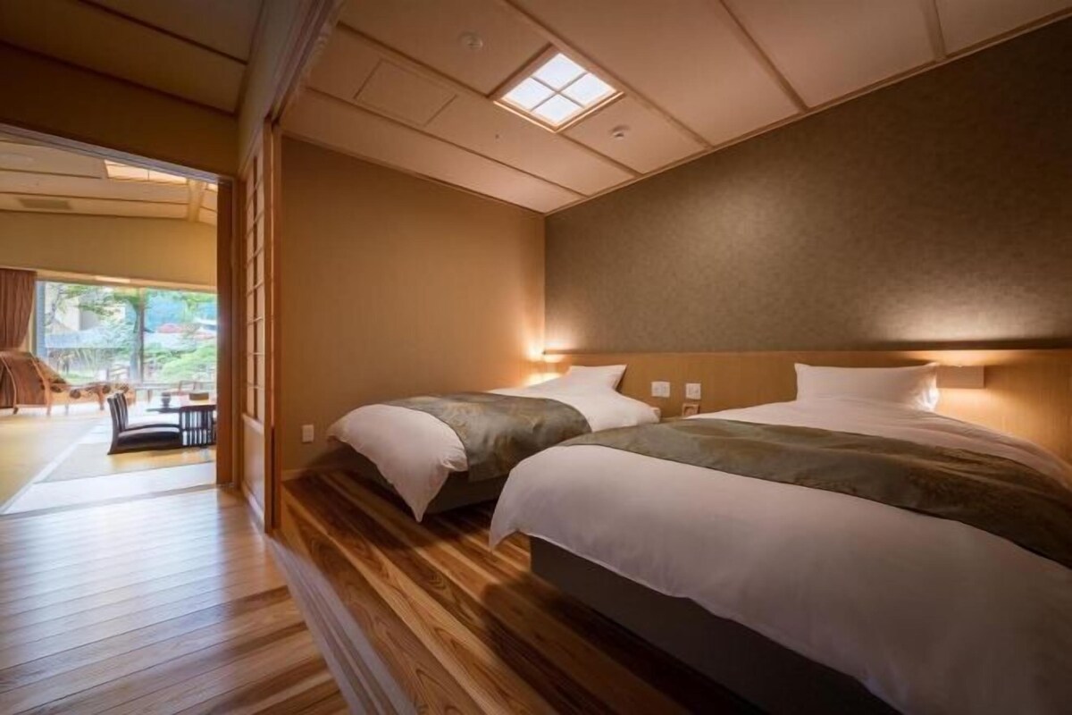 Down comforters, in-room safe, WiFi (free), bed sheets