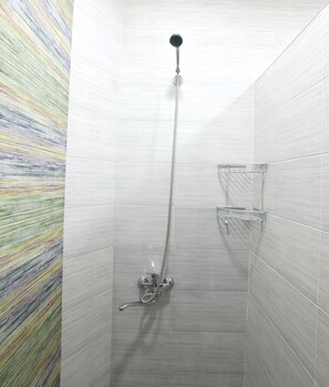 Douche, sĂšche-cheveux, serviettes fournies, savon