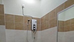 Quarto solteiro família, acessível, para fumantes | Banheiro