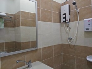Chambre Standard, 1 grand lit 1 place, non-fumeurs | Salle de bain | Ensemble douche/baignoire, douche à « effet pluie »