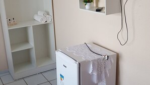 Minibar, blackout drapes, iron/ironing board (on request), WiFi (free) - Pousada Brisa do Morro Ponta Negra (Natal)