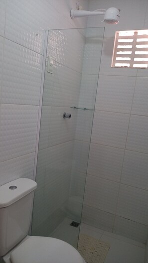 Ducha, artículos de tocador gratuitos, toallas, jabón