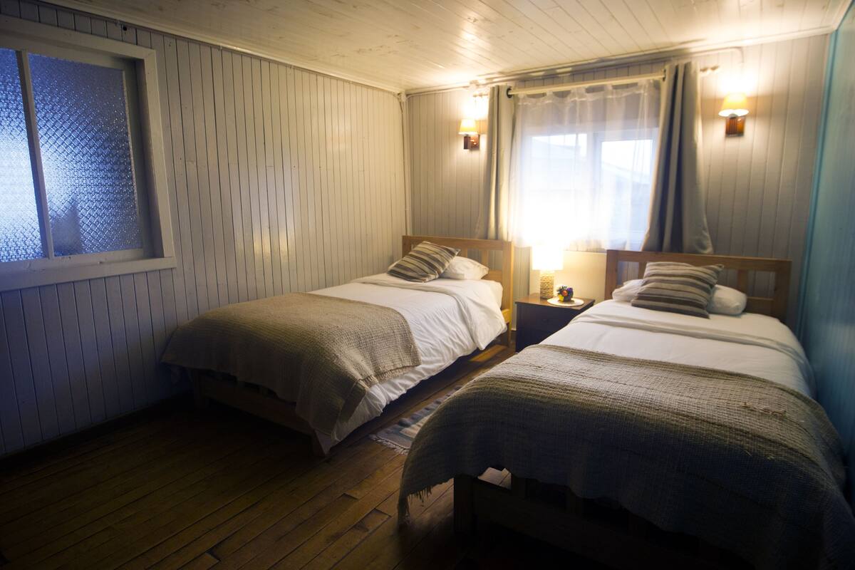 Room, 2 Single Beds, Shared Bathroom