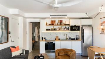 Full-sized fridge, microwave, oven, stovetop