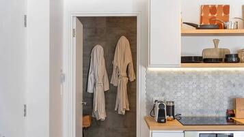 Full-sized fridge, microwave, oven, stovetop