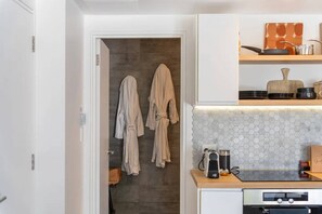 Großer Kühlschrank, Mikrowelle, Ofen, Herdplatte