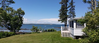 Stunning Views on Ocean's Edge. Pebble beach, sunbathing, firepit and grill.