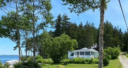 Stunning Views on Ocean's Edge. Pebble beach, sunbathing, firepit and grill.