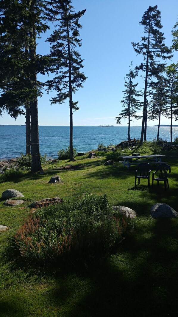 Outdoor dining - Stunning Views on Ocean's Edge. Pebble beach, sunbathing, firepit and grill. (Spruce Head Island)