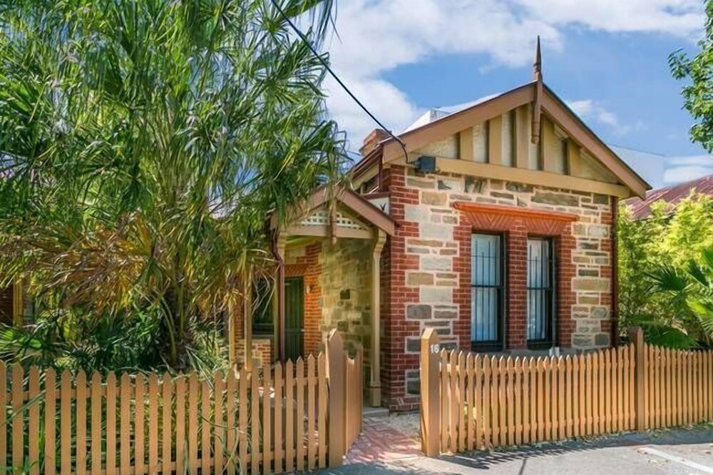 Adelaide Sass + Beau Cottage