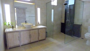 Villa familiar | Baño | Regadera, regadera tipo lluvia, amenidades de baño gratuitas, toallas 