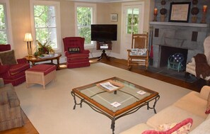 Fireplace - Whittle Pines-4BR/3.5 baths Walk to town. ALSO LISTED FOR SALE (Highlands)