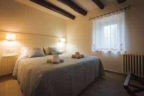 2 quartos, ferros/tábuas de passar roupa, berço de viagem